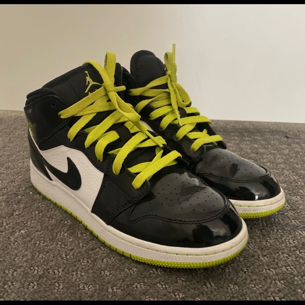 JORDAN 1 MID SE GS BLACK CYBER
